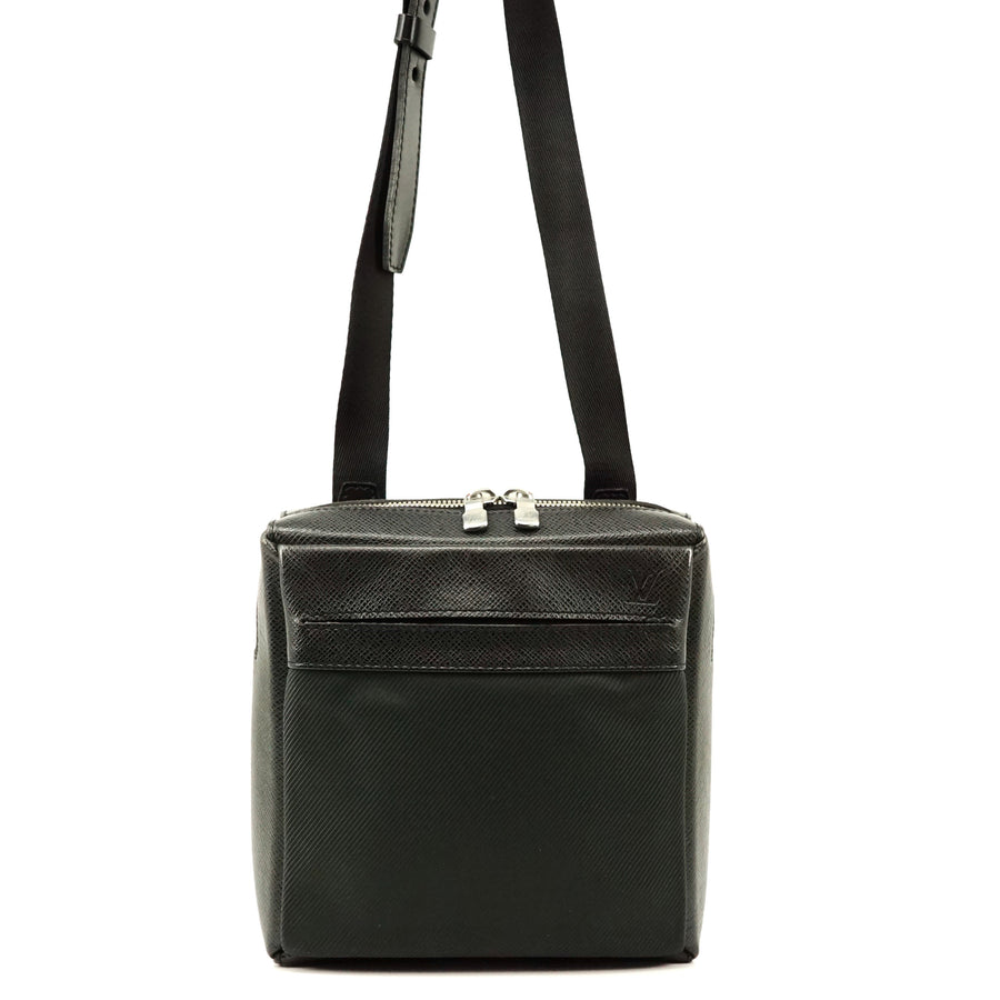Pre-loved authentic Louis Vuitton Taiga Sayan Green sale at jebwa