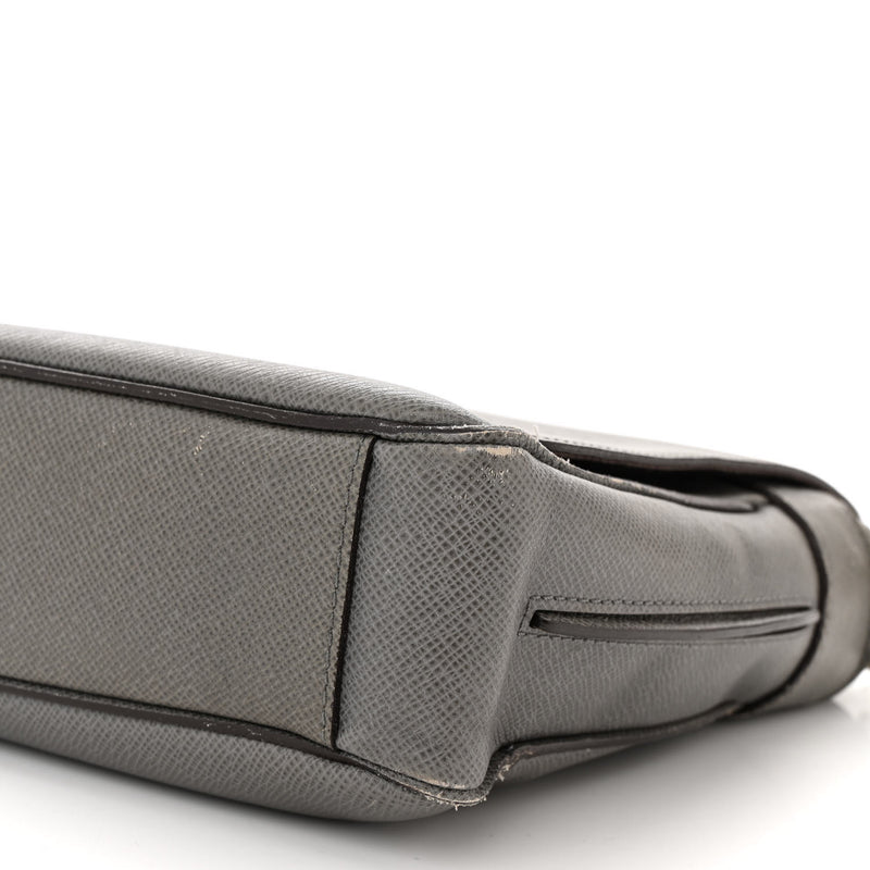 Louis Vuitton Taiga Milo Messenger