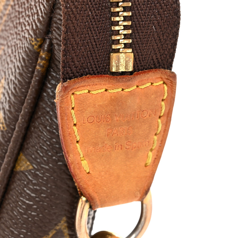 Louis Vuitton V Pochette Accessories