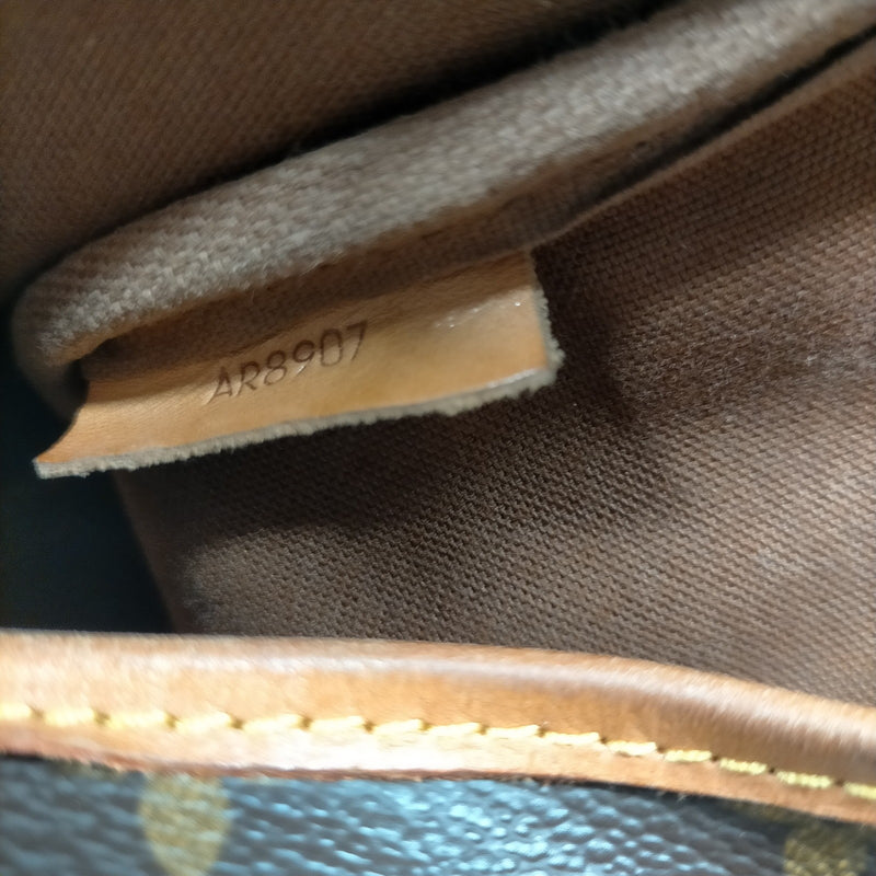 Louis Vuitton Lv Crossbody Bag Saumur 30