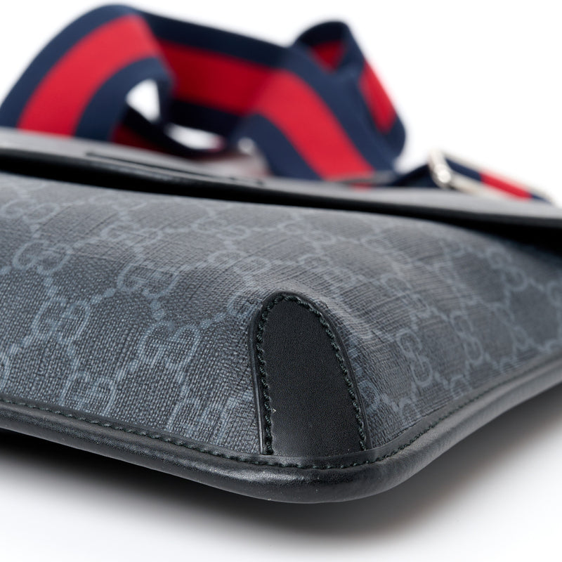 Gucci Gg Supreme Web Medium Messenger