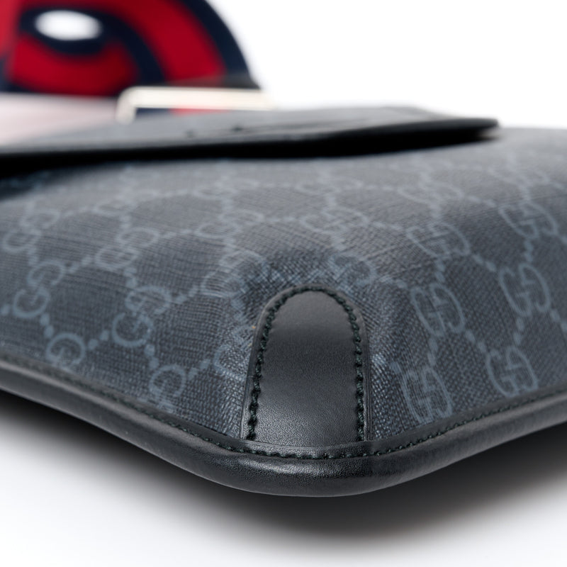 Gucci Gg Supreme Web Medium Messenger