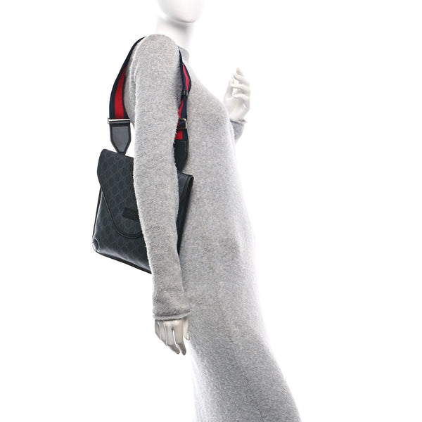 Gucci Gg Supreme Web Medium Messenger