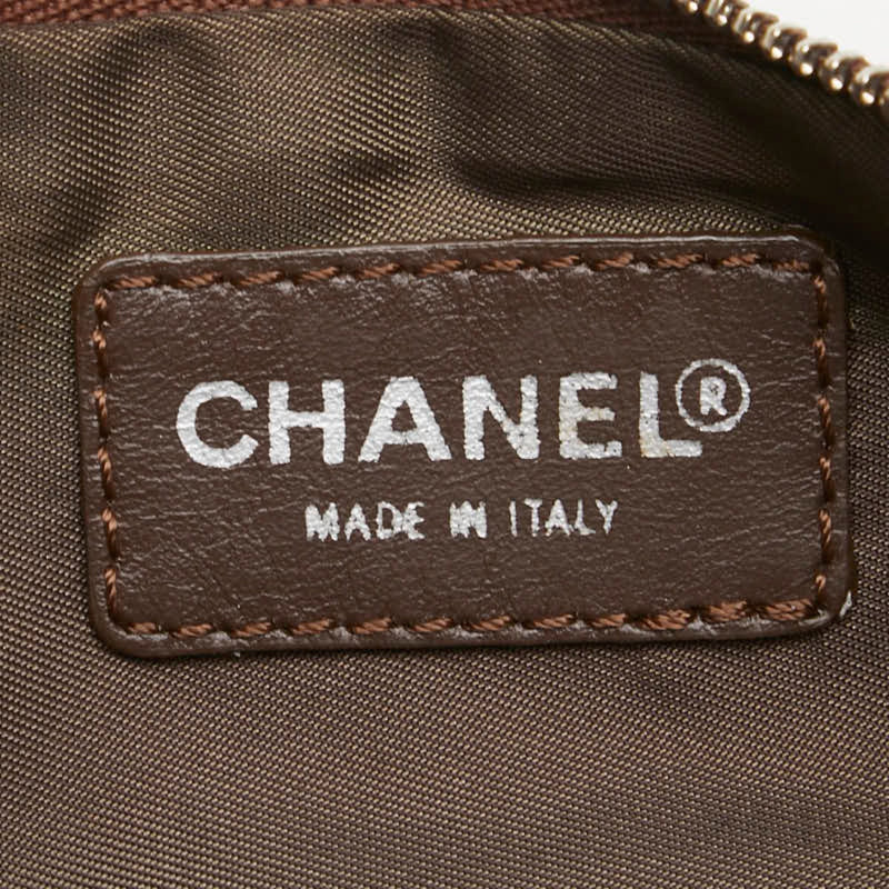 Travel Line Wallet On Chain Quilted