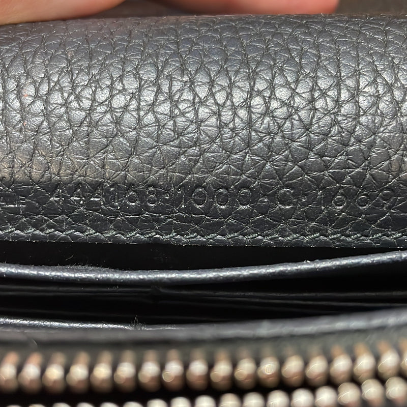 City Classic Studs Wallet On Chain