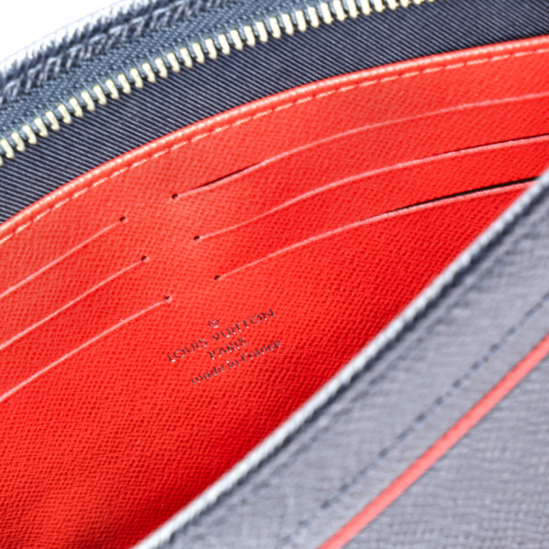 Pochette Voyage Taiga Leather Mm