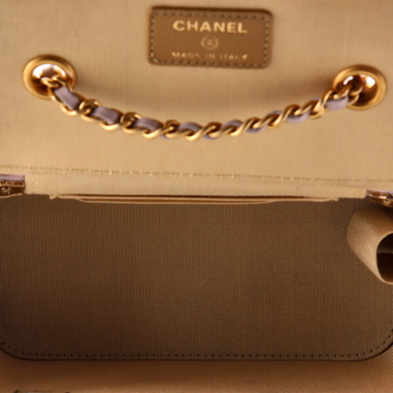 Pearl Crush Vanity Case With Chain