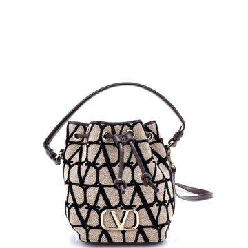 Valentino Garavani Vlogo Signature