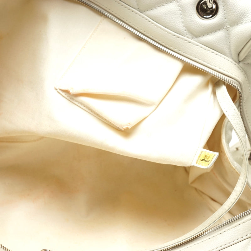 Pre-loved authentic Chanel Shoulder Bag White Leather sale at jebwa.