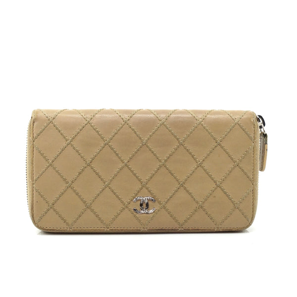 Pre-loved authentic Chanel Zippy Wallet Beige Leather sale at jebwa.