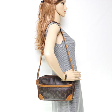 Pre-loved authentic Louis Vuitton Trocadero 27 sale at jebwa.