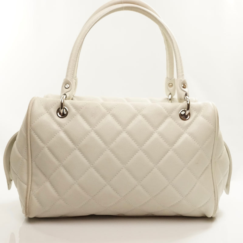 Pre-loved authentic Chanel Shoulder Bag White Leather sale at jebwa.