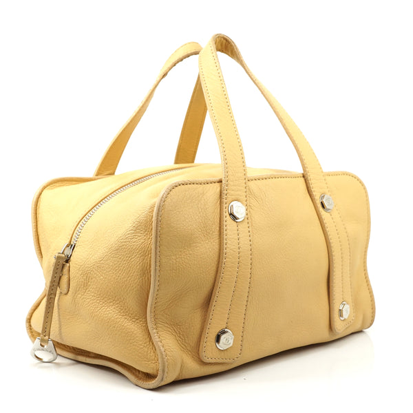 Pre-loved authentic Chanel Hand Bag Cream Leather sale at jebwa
