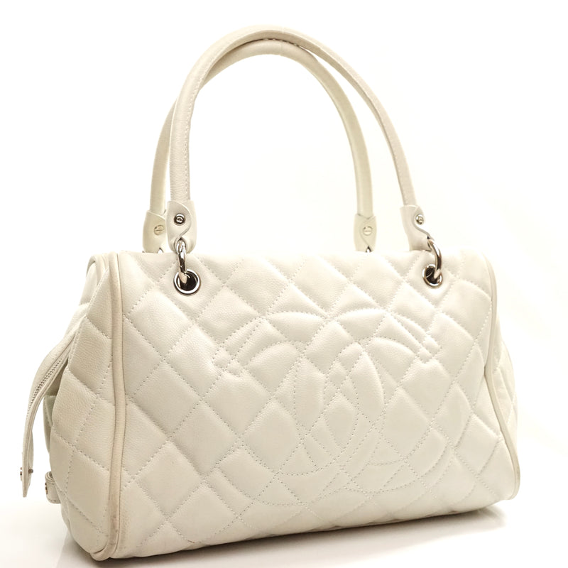 Pre-loved authentic Chanel Shoulder Bag White Leather sale at jebwa.