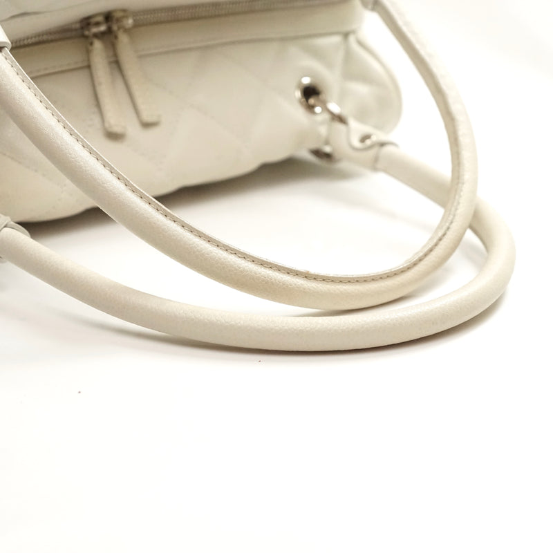 Pre-loved authentic Chanel Shoulder Bag White Leather sale at jebwa.