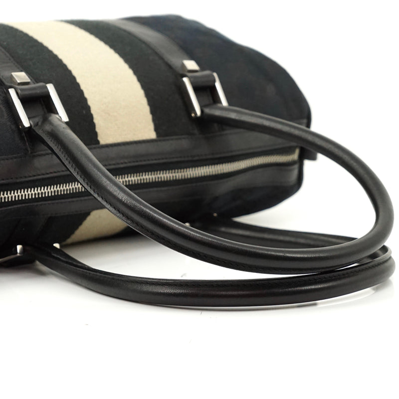 Pre-loved authentic Gucci Hand Bag Black Canvas sale at jebwa