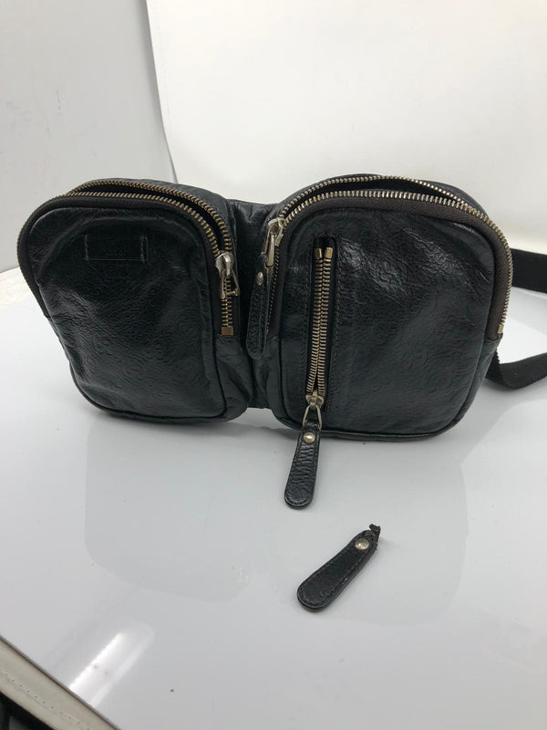 Pre-loved authentic Gucci Waist Pouch Black Leather sale at jebwa