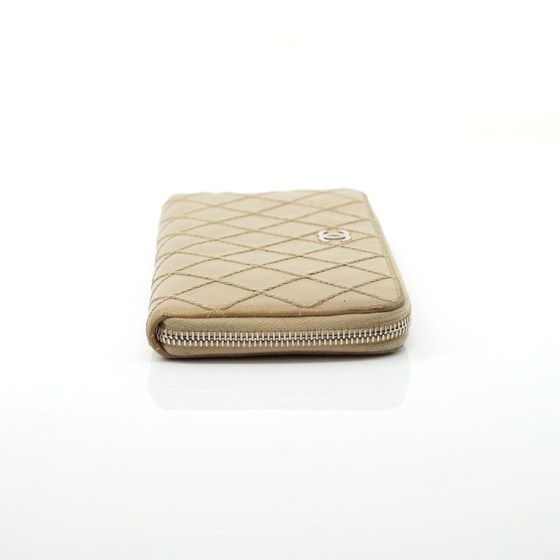 Pre-loved authentic Chanel Zippy Wallet Beige Leather sale at jebwa.