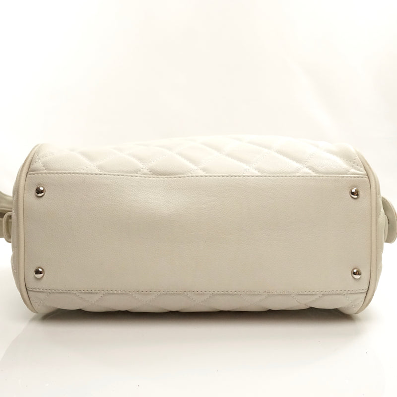 Pre-loved authentic Chanel Shoulder Bag White Leather sale at jebwa.