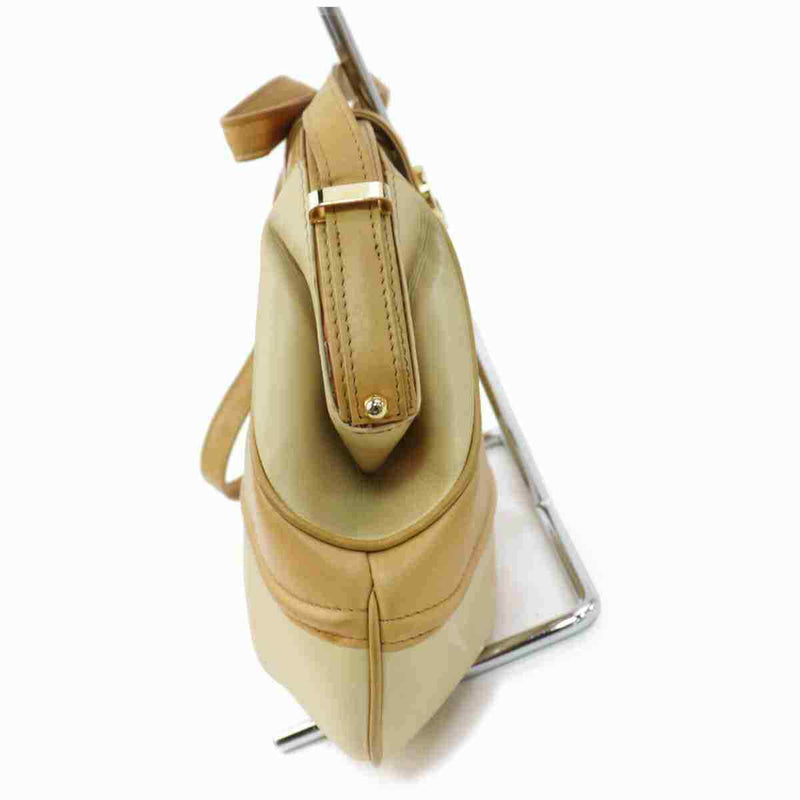 Pre-loved authentic Gucci Crossbody Bag Beige Leather sale at jebwa.