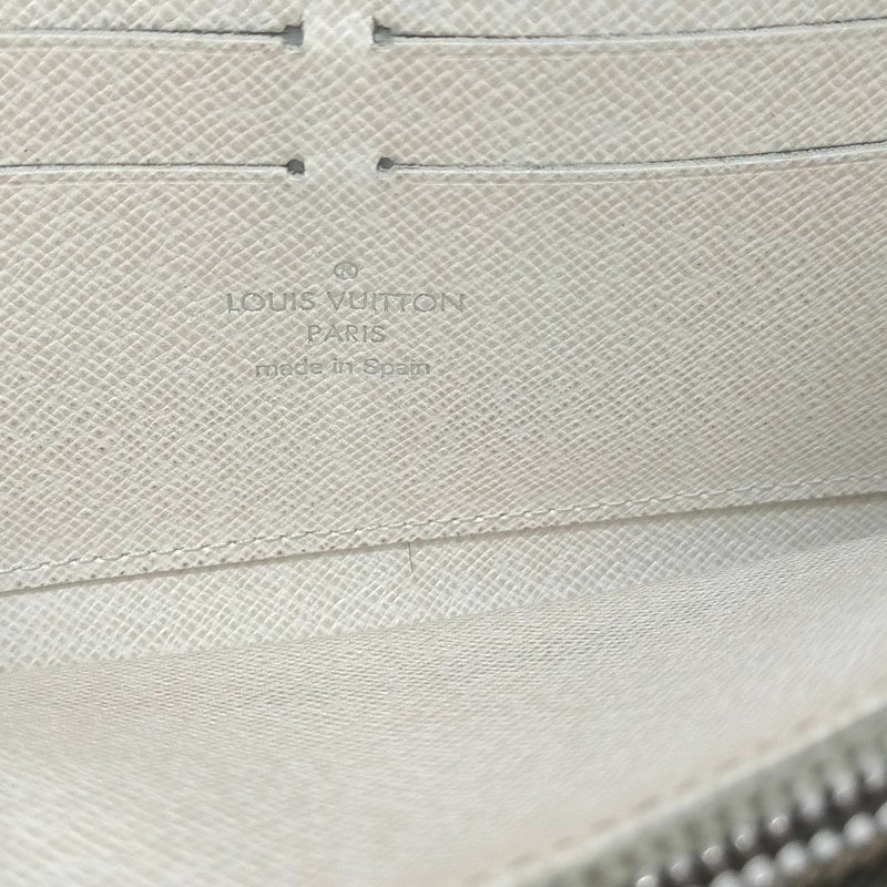 Pre-loved authentic Louis Vuitton Zippy Wallet White sale at jebwa.