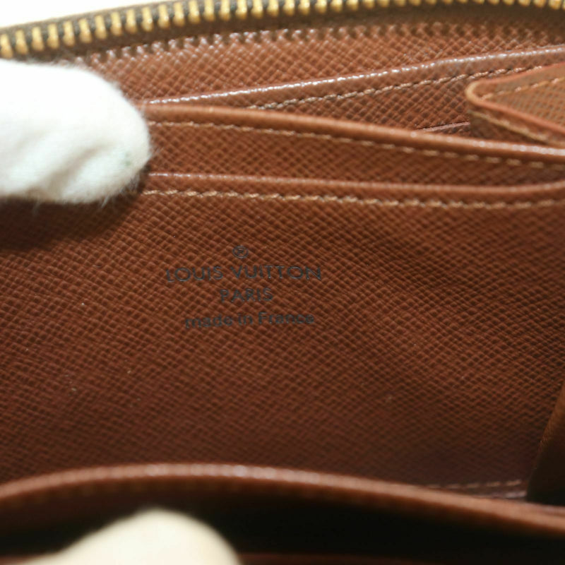 Pre-loved authentic Louis Vuitton Coin Purse Zippy sale at jebwa.