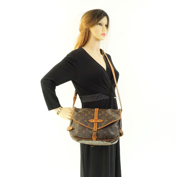 Pre-loved authentic Louis Vuitton Saumur 30 Messenger sale at jebwa.