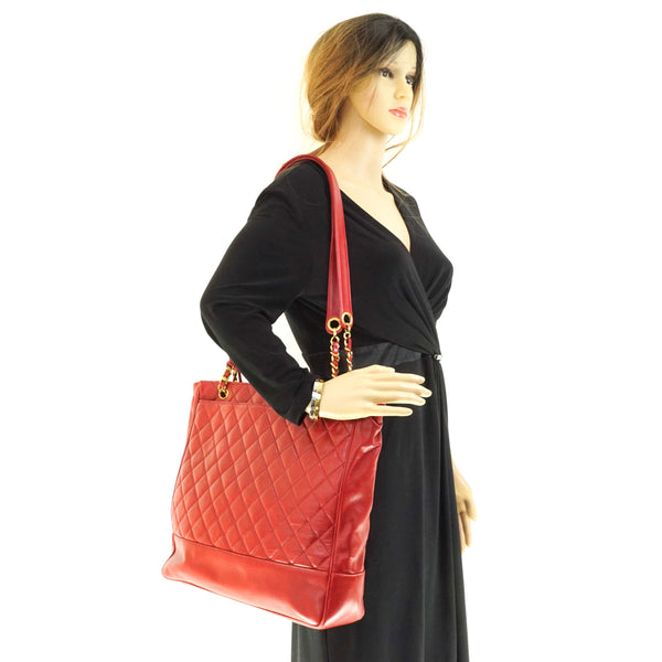 Pre-loved authentic Chanel Quilted Chain Tote Bag Lamb sale at jebwa.
