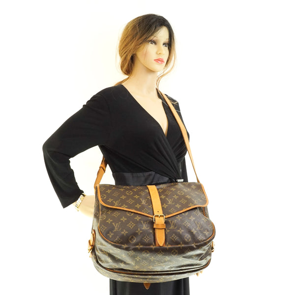 Pre-loved authentic Louis Vuitton Saumur 35 Messenger sale at jebwa.