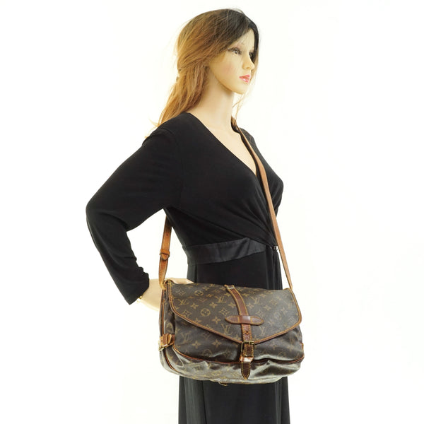 Pre-loved authentic Louis Vuitton Saumur 30 Messenger sale at jebwa.