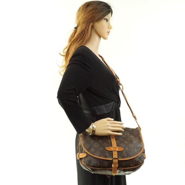 Pre-loved authentic Louis Vuitton Saumur 30 Messenger sale at jebwa.