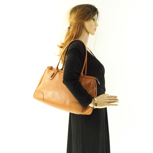 Pre-loved authentic Gucci Sherry Shoulder Bag Leather sale at jebwa.