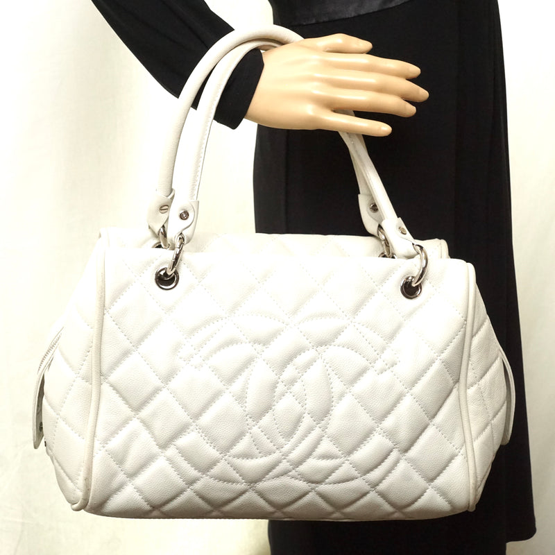 Pre-loved authentic Chanel Shoulder Bag White Leather sale at jebwa.