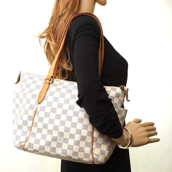 Pre-loved authentic Louis Vuitton Totally Mm Shoulder sale at jebwa.