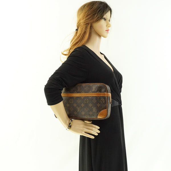 Pre-loved authentic Louis Vuitton Compiegne 28 Clutch sale at jebwa.