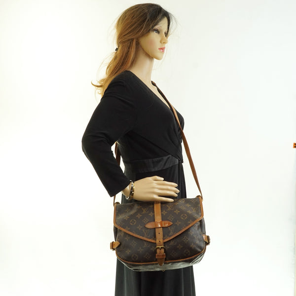 Pre-loved authentic Louis Vuitton Saumur 30 Messenger sale at jebwa.