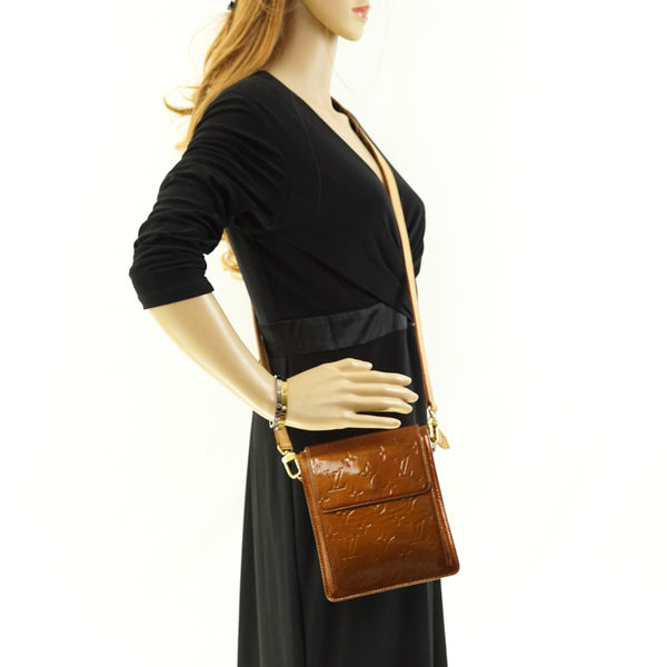 Pre-loved authentic Louis Vuitton Crossbody Bag Medium sale at jebwa.