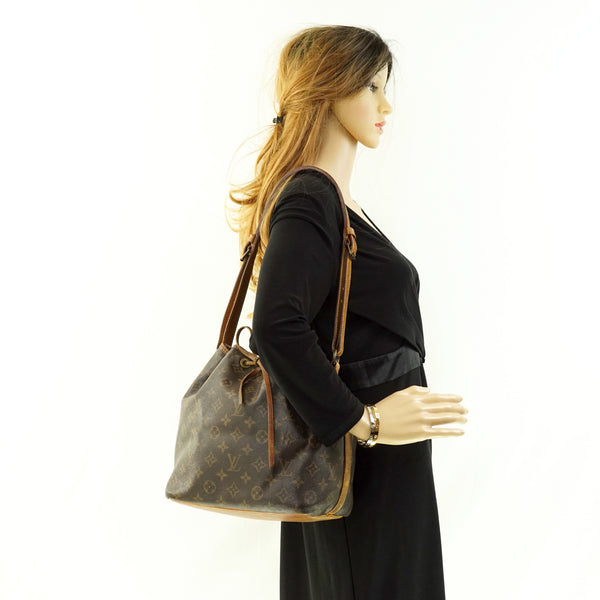 Pre-loved authentic Louis Vuitton Noe Petit Shoulder sale at jebwa.